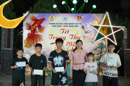 Đêm hội trăng rằm – Ấm áp yêu thương tại Trường Đại học Công nghiệp Việt Trì